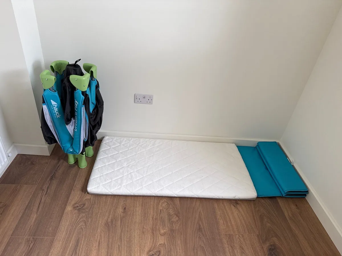 travel cot - Image 1