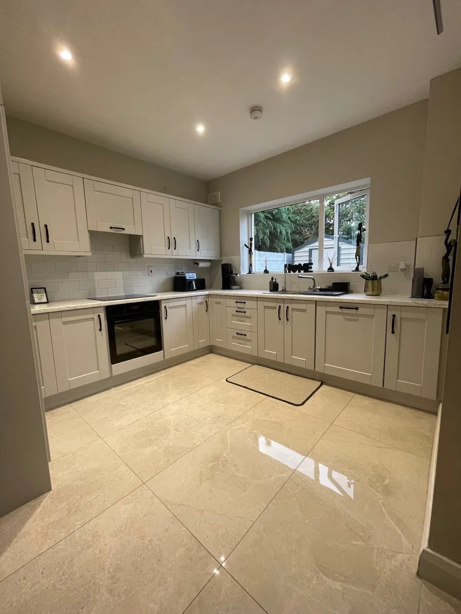 MODERN INTEGRATED KITCHEN FOR SALE – AVAILABLE END - Image 1