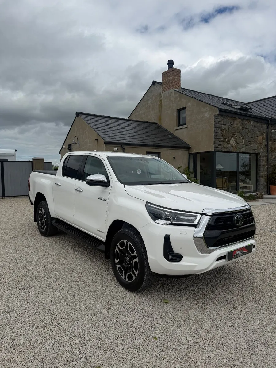 2023 (73) Toyota Hilux Invincible D-4D - Image 1