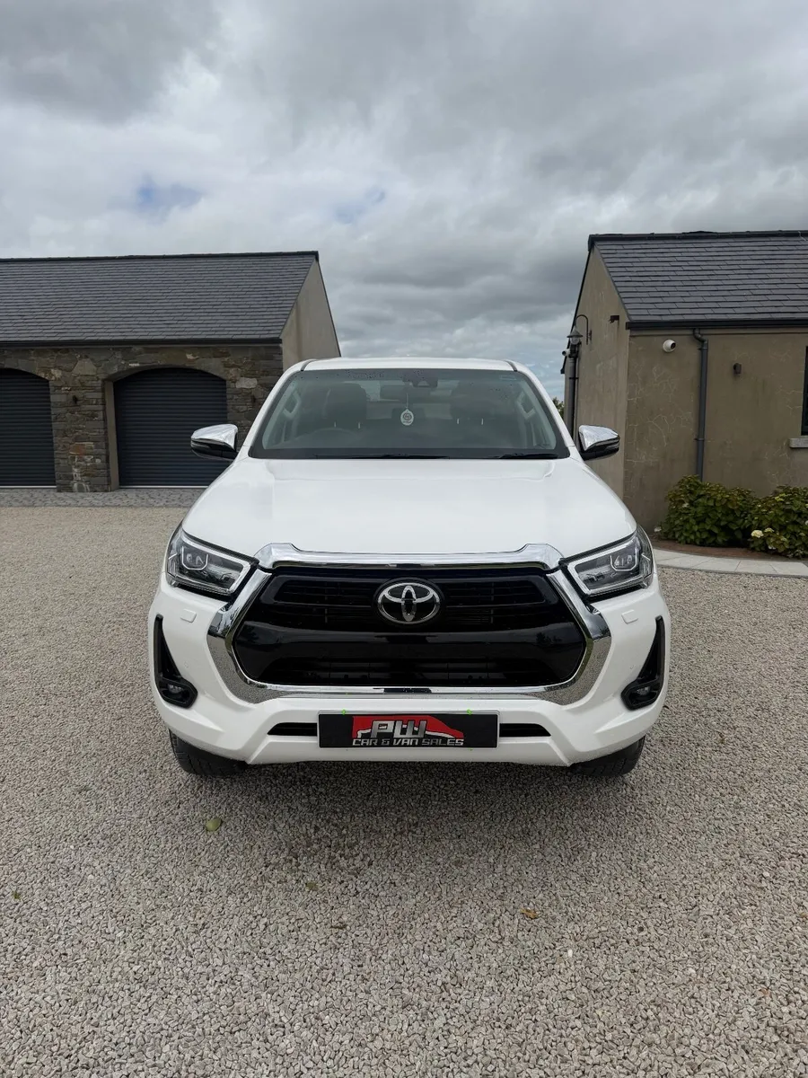 2023 (73) Toyota Hilux Invincible D-4D - Image 2