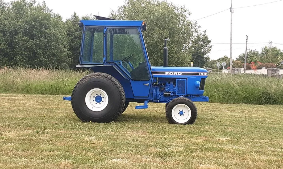 Tractor  ford 1910    kubota B7000 - Image 1