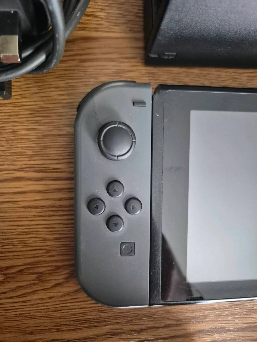Nintendo switch + Extra controller - Image 4