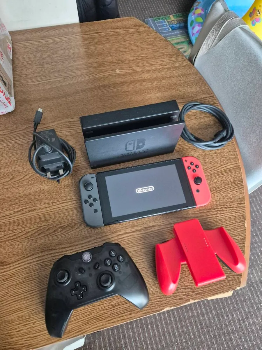 Nintendo switch + Extra controller - Image 1