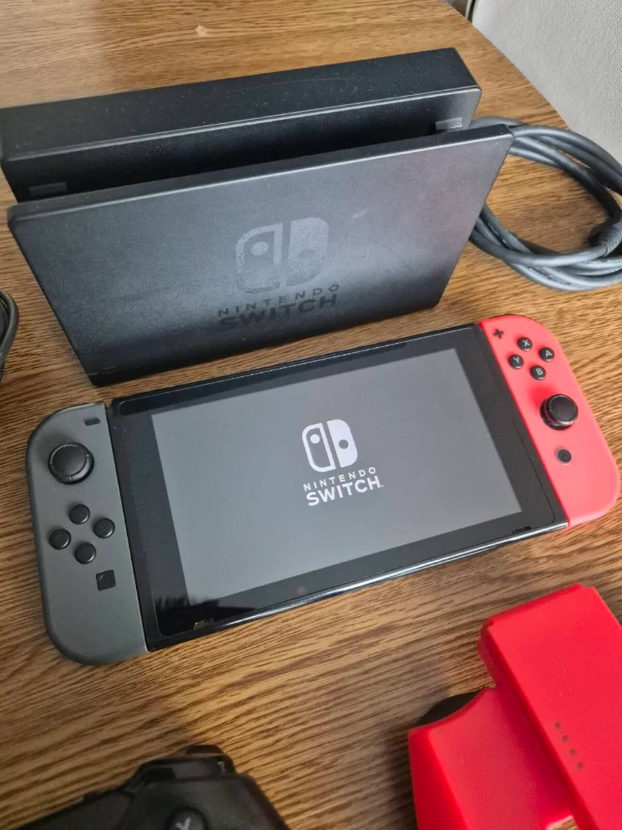 Nintendo switch + Extra controller - Image 2