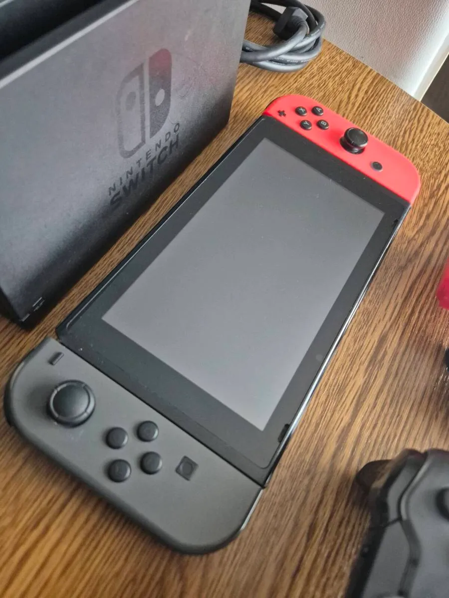 Nintendo switch + Extra controller - Image 3