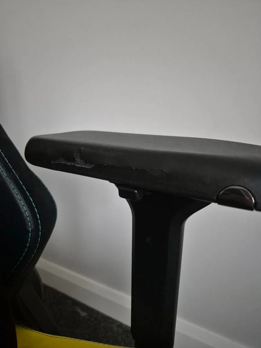 SecretLab Cyberpunk 2077 Gaming chair - Image 3