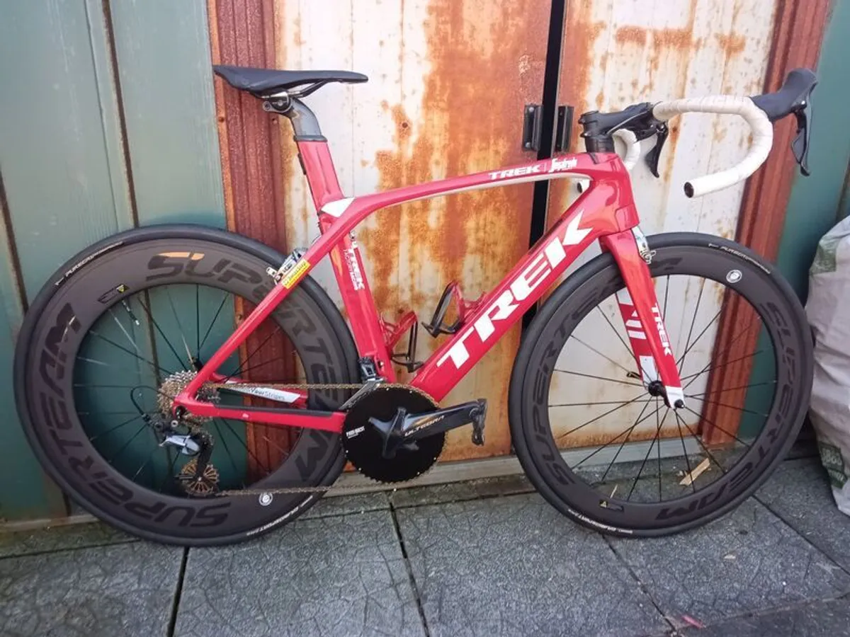 Trek Madone SL6 rim brake in vibrant red (not incl. wheels in pic). - Image 3