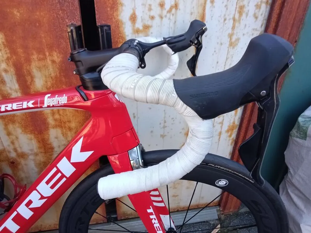 Trek Madone SL6 rim brake in vibrant red (not incl. wheels in pic). - Image 4