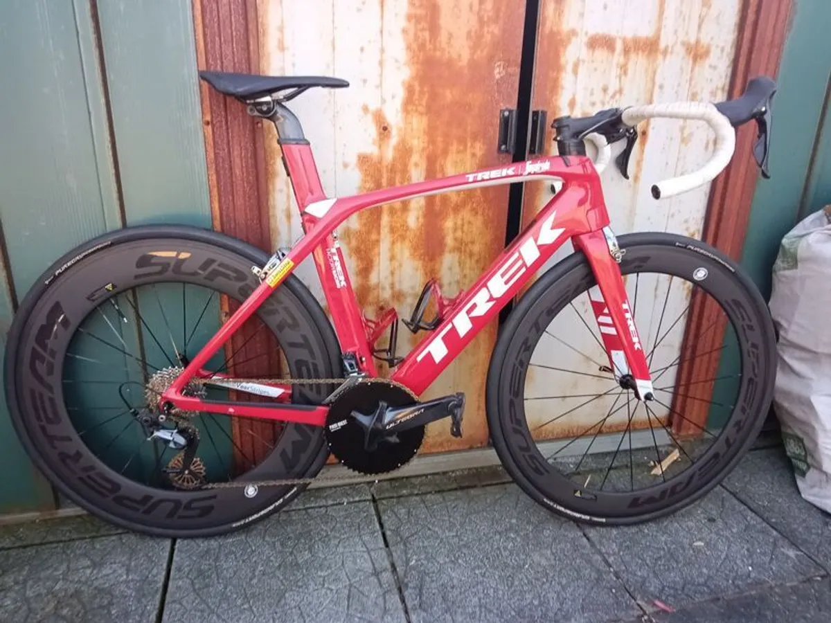 Trek Madone SL6 rim brake in vibrant red (not incl. wheels in pic). - Image 1