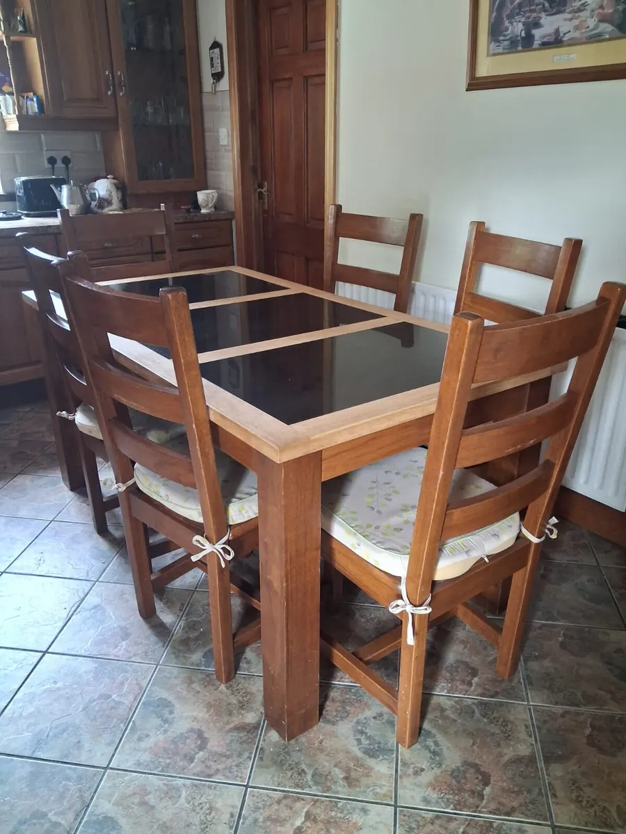 Dining table and 6 chairs - Image 1