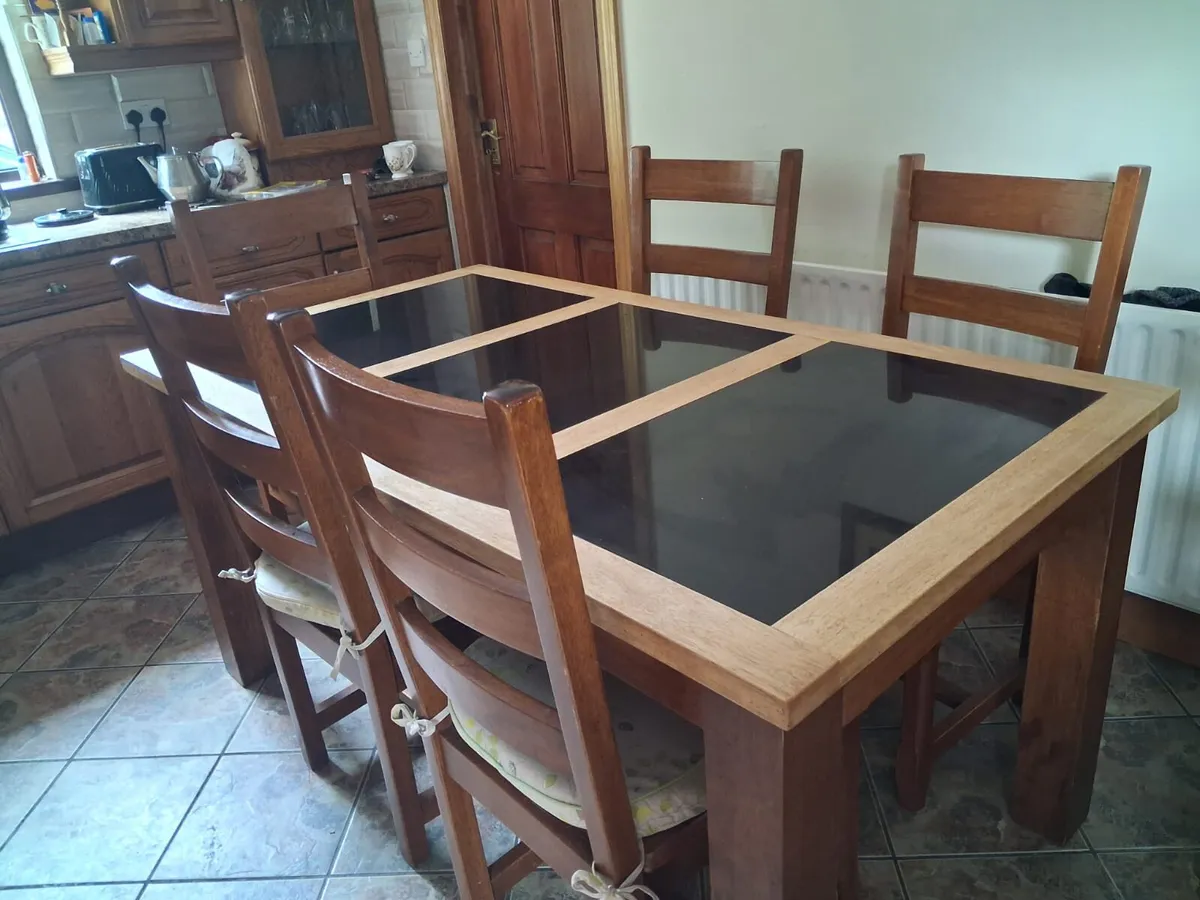 Dining table and 6 chairs - Image 2