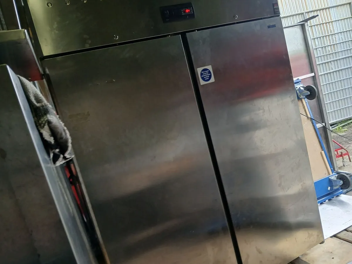 Commercial fridge double door ...chilled - Image 2