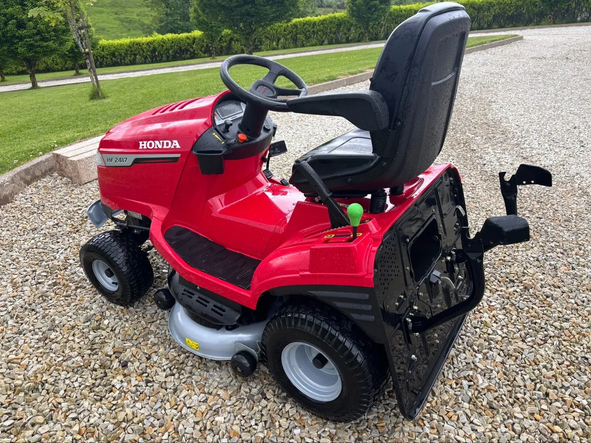 Honda 2417 HF ride on lawnmower - Image 4