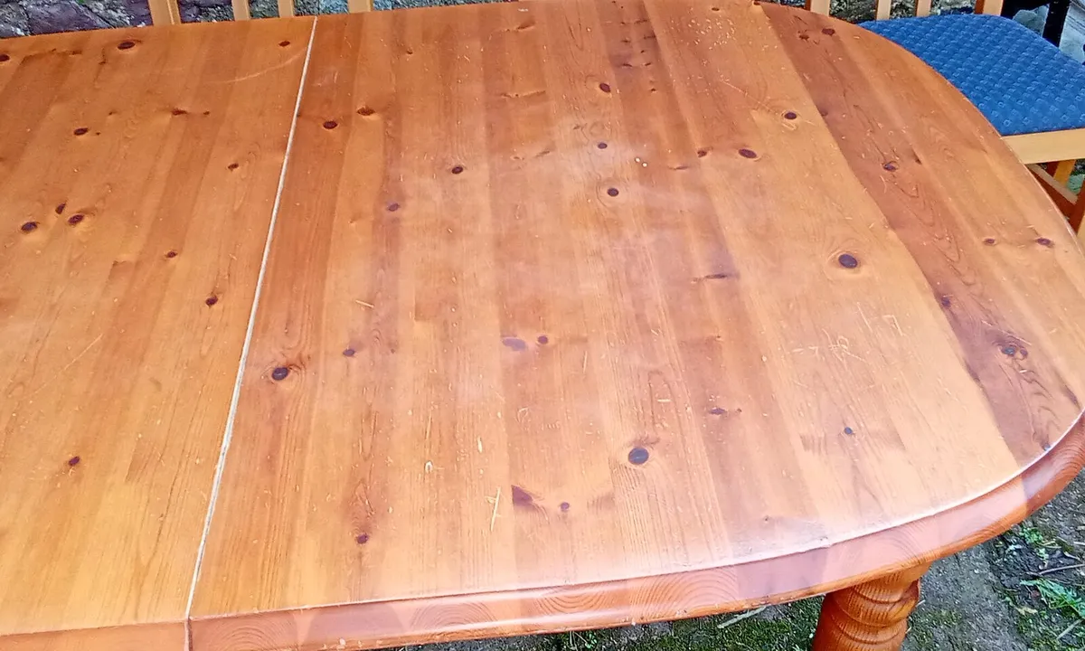 Pine dining table & 4 chairs - Image 2