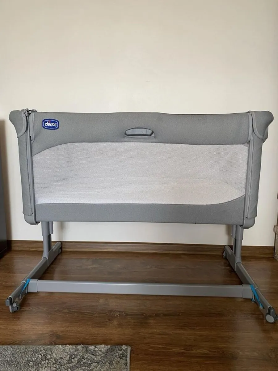 Chicco Next2Me Magic rocking bedside crib - Image 1