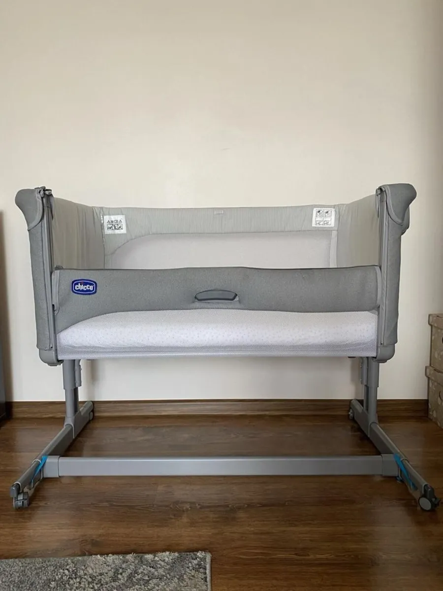 Chicco Next2Me Magic rocking bedside crib - Image 2