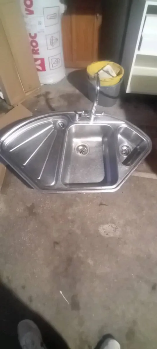Kitchen sink and tap - Image 2