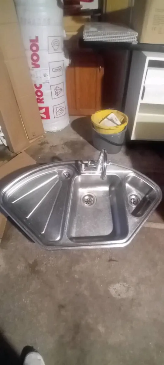 Kitchen sink and tap - Image 3