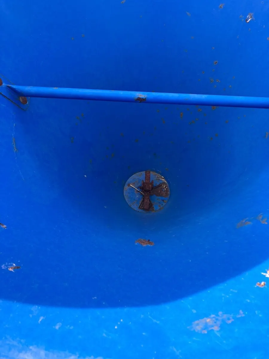 Fertilizer Spreader - Image 2