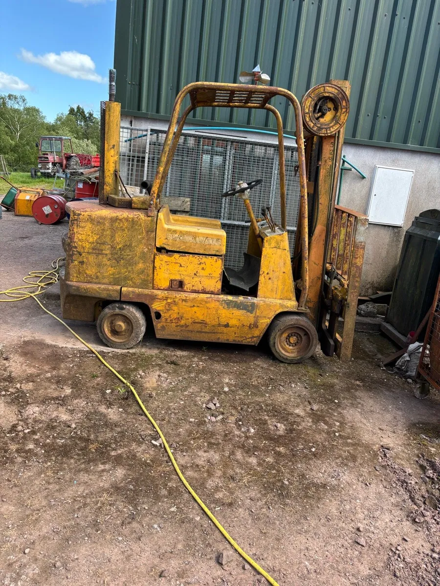 Caterpillar  fork lift - Image 1