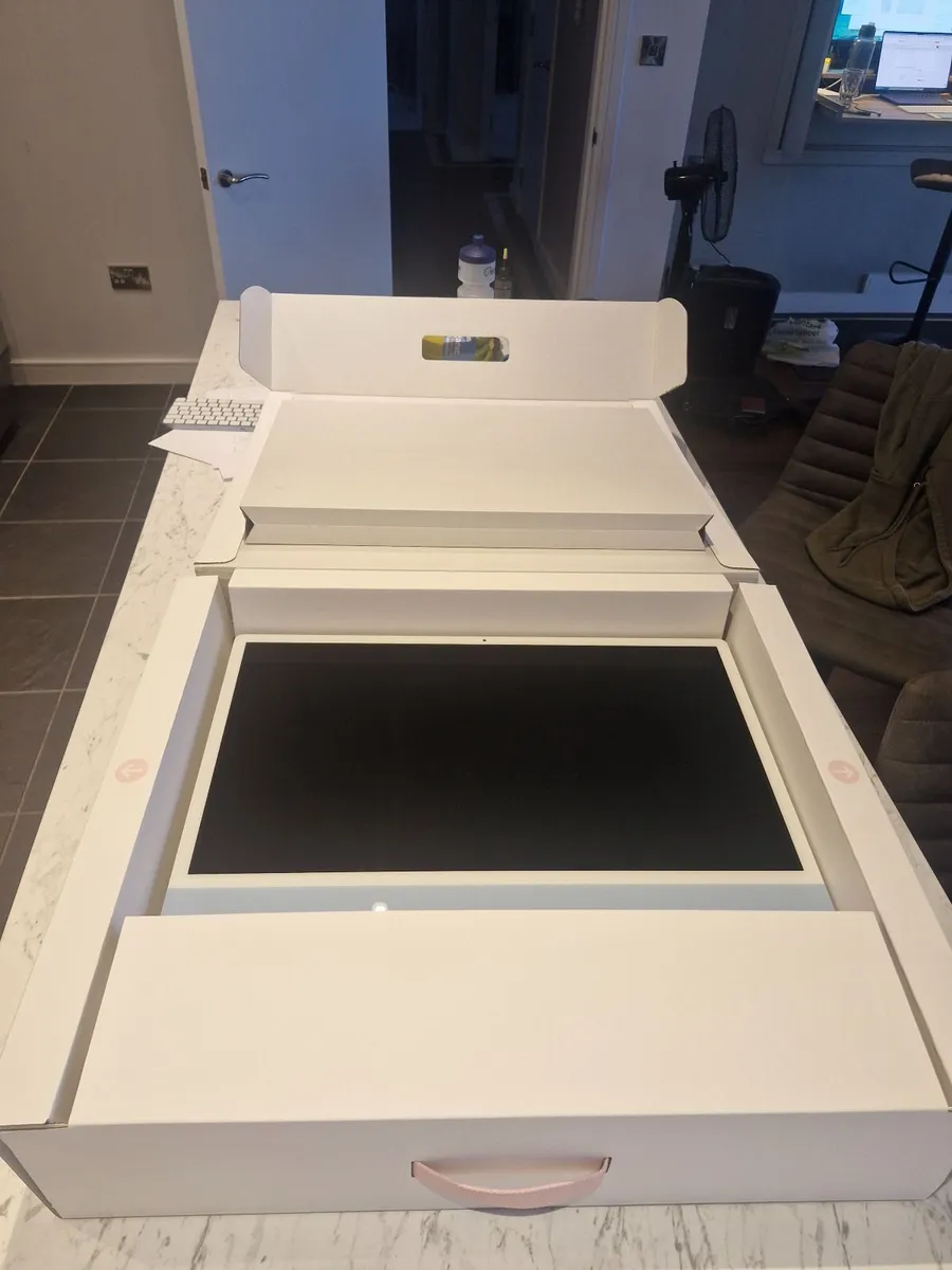 iMAC 24" - 99% New (unboxed, but unused) - Image 3
