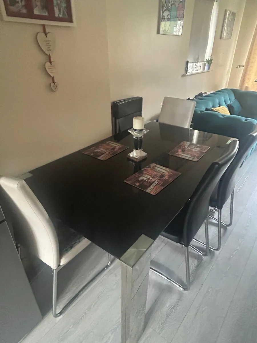 Dining table with 4 chairs : excellent Cond - Image 2