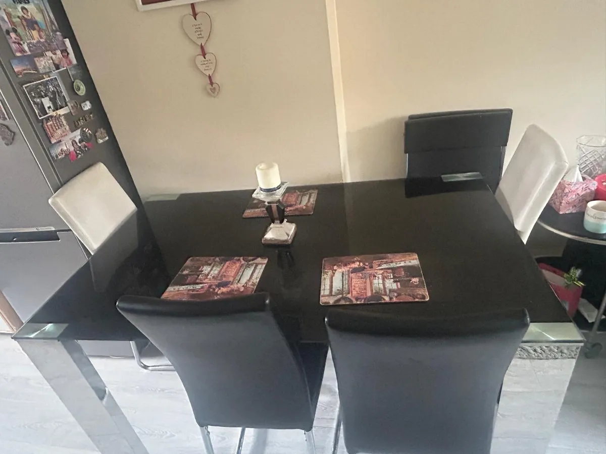 Dining table with 4 chairs : excellent Cond - Image 1