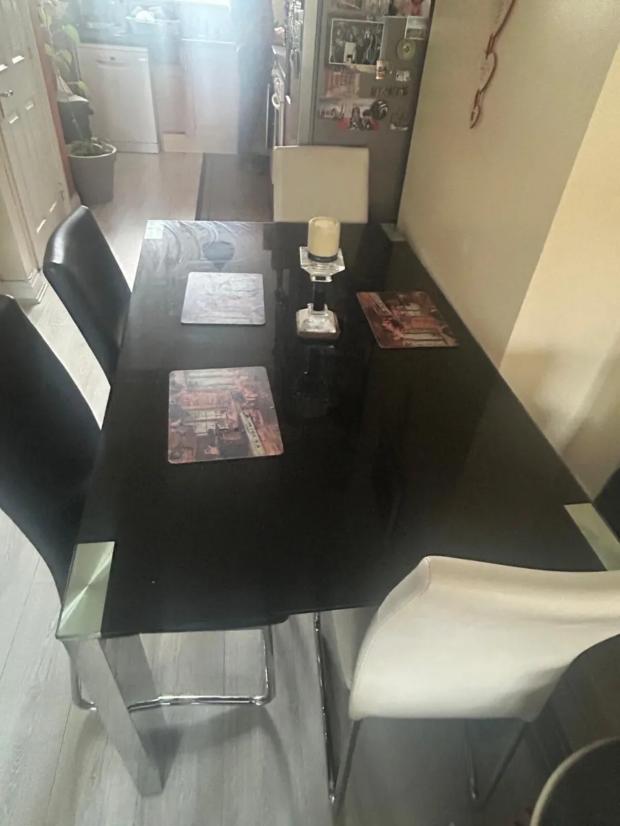 Dining table with 4 chairs : excellent Cond - Image 4