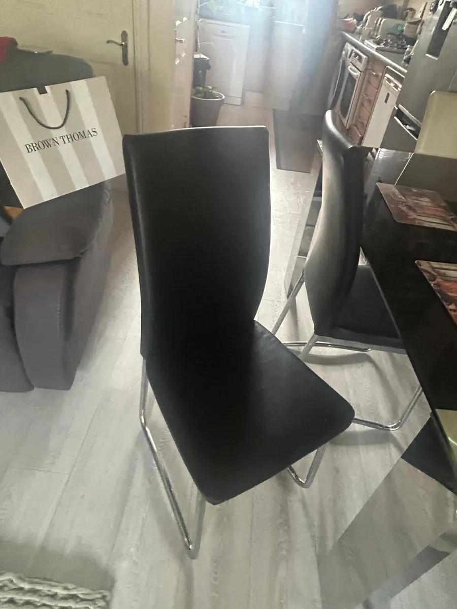Dining table with 4 chairs : excellent Cond - Image 3