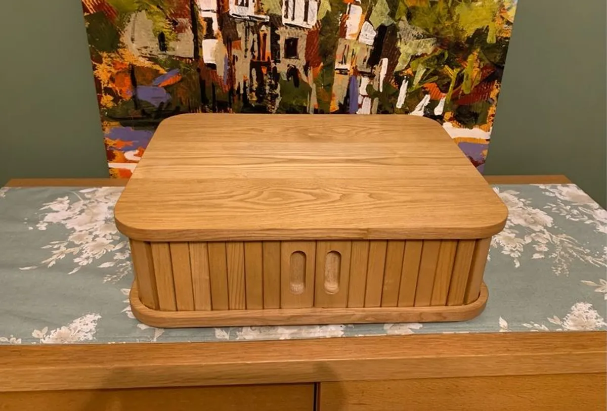 Oak side table with internal storage - Image 4