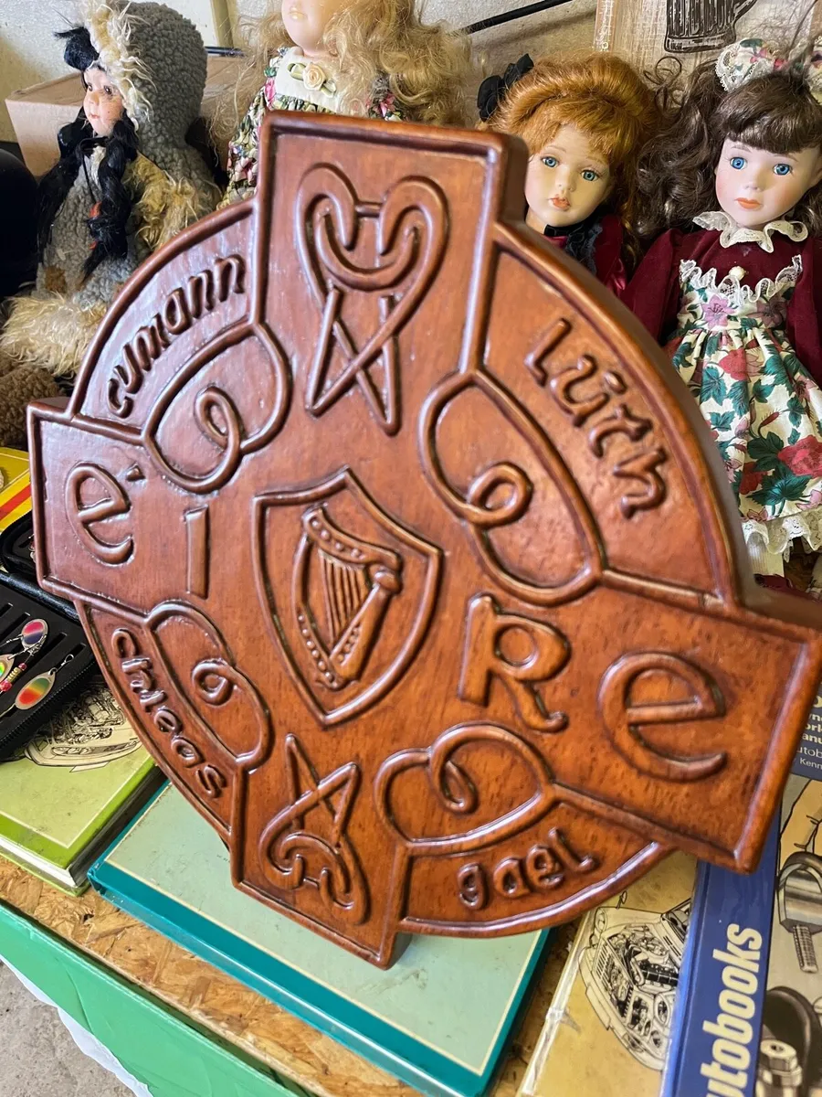 Mahogany shield - Image 1