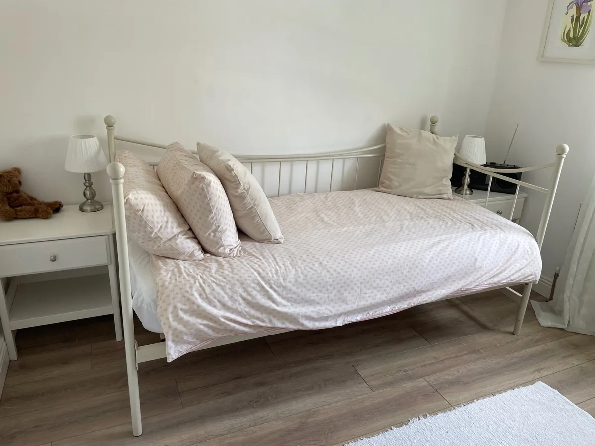 Day bed - Image 1