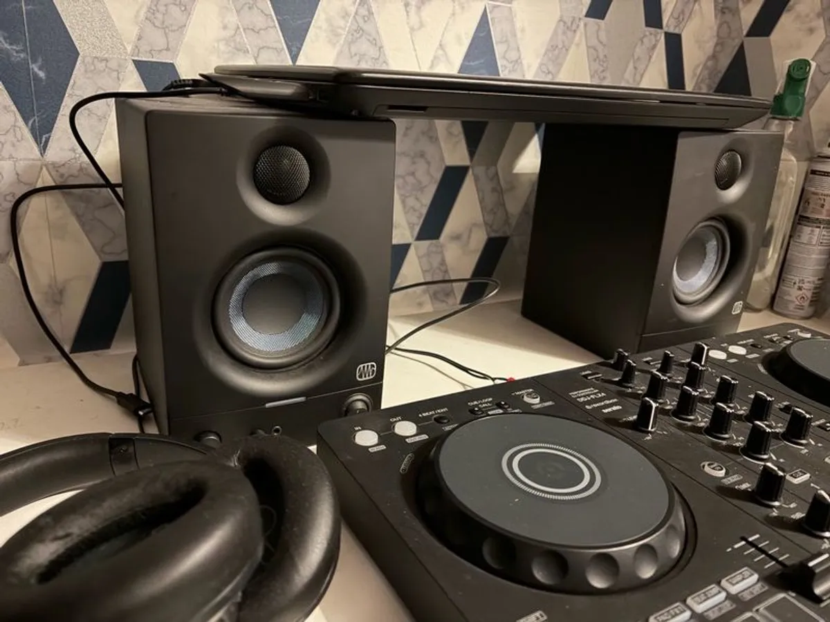 Pioneer DDJ FLX 4 With Amazon speakers - Image 1
