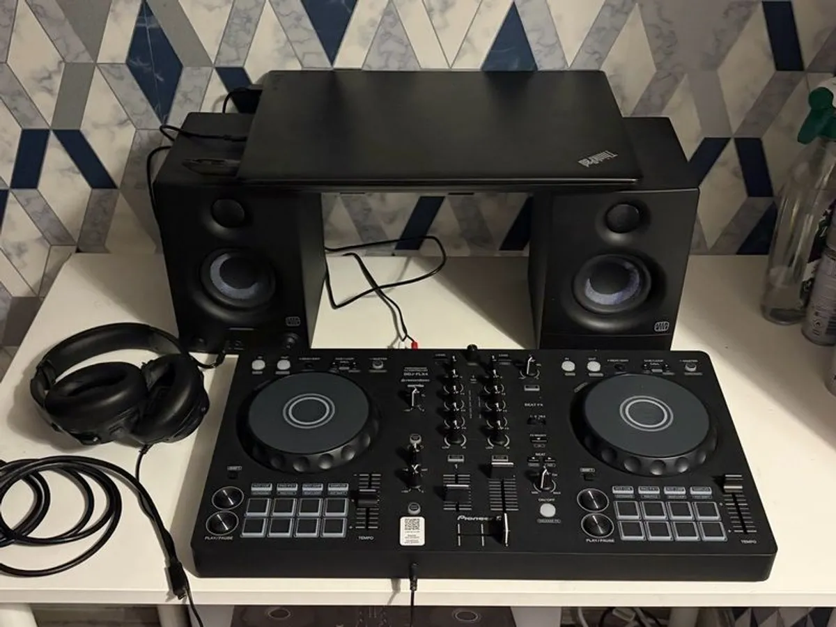 Pioneer DDJ FLX 4 With Amazon speakers - Image 3