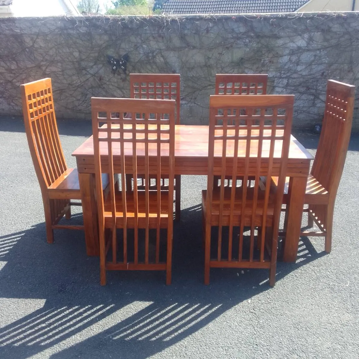 Table and chairs - Image 2