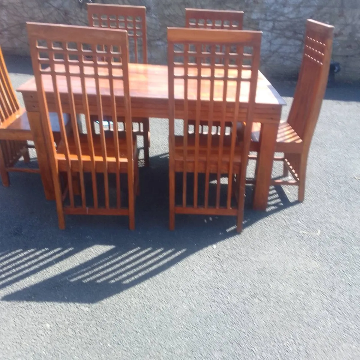 Table and chairs - Image 1