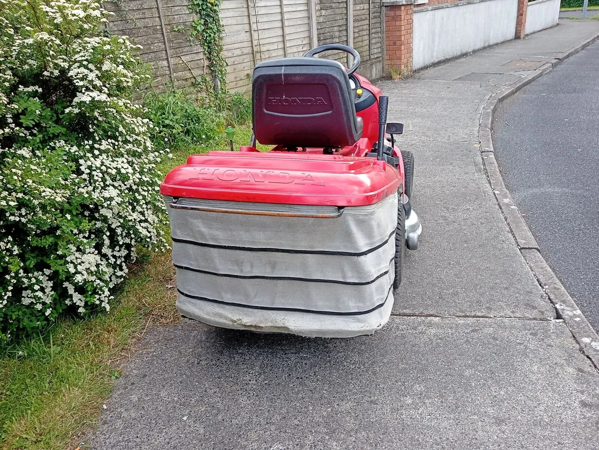 Honda ride on lawnmower - Image 4