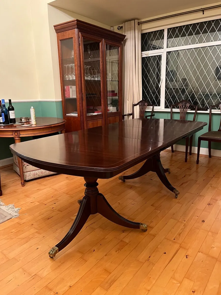 Dining room table - Image 1
