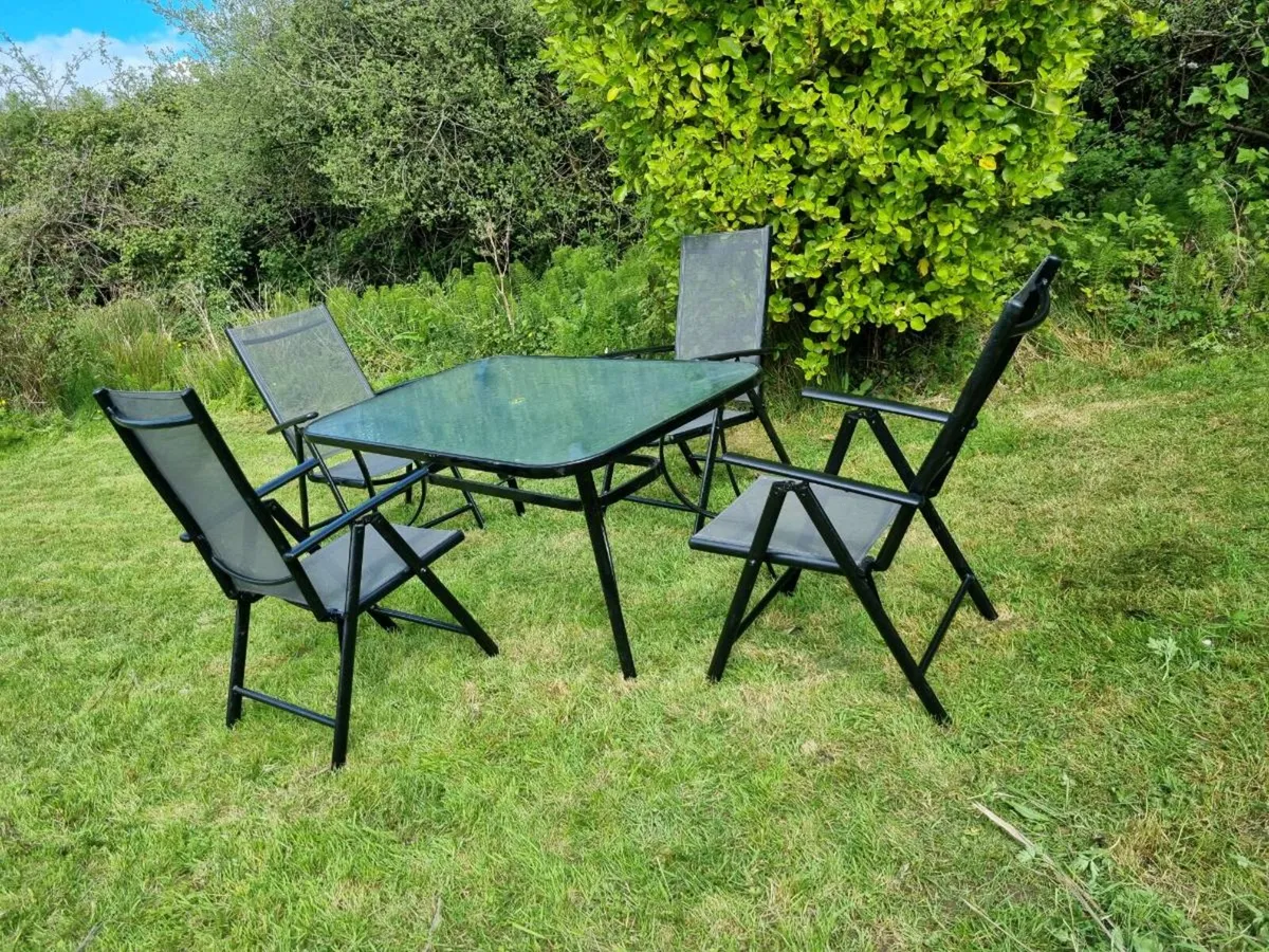 Garden table and 4 recliner chairs - Image 1