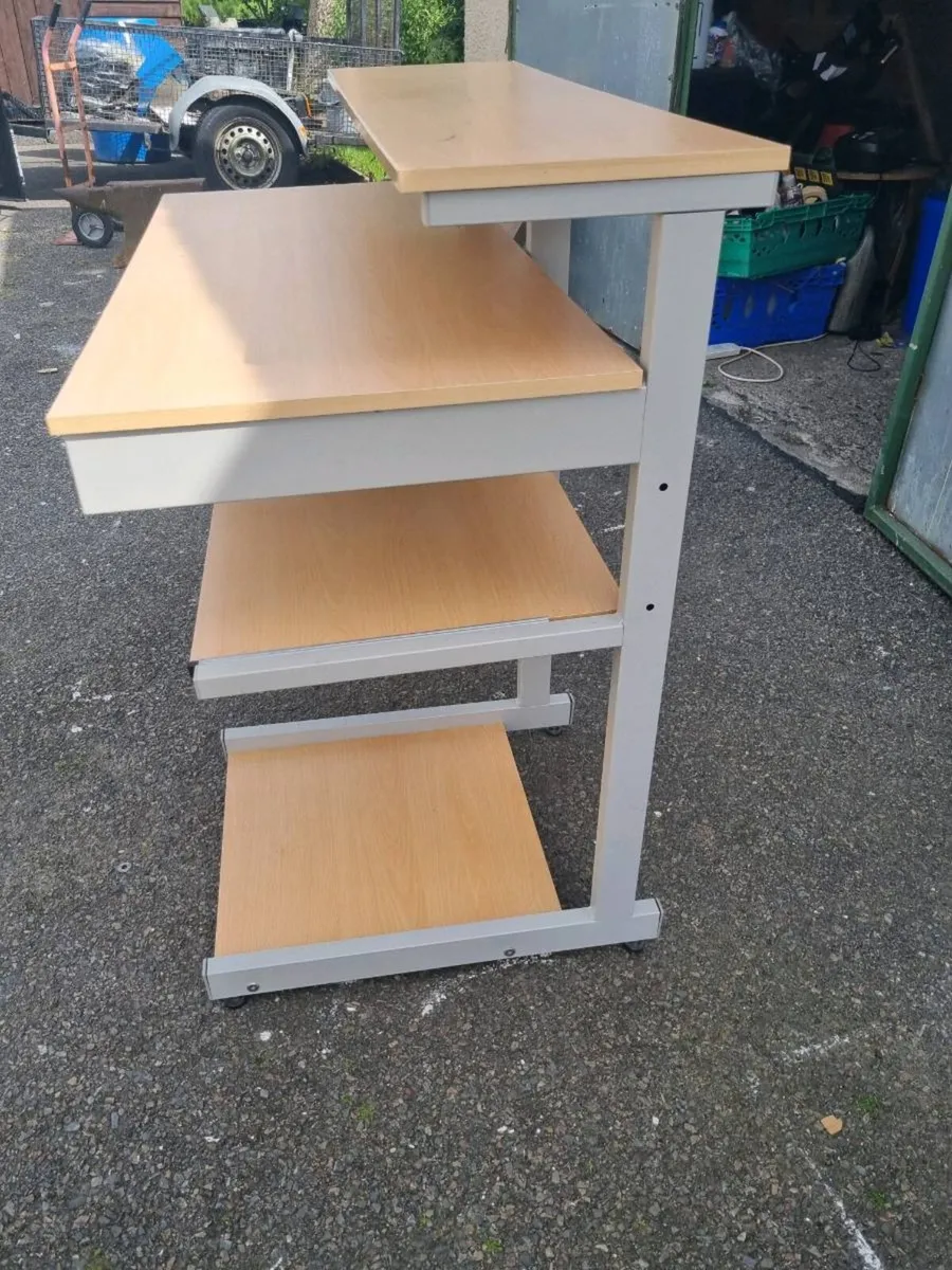 Computer desk - Image 1