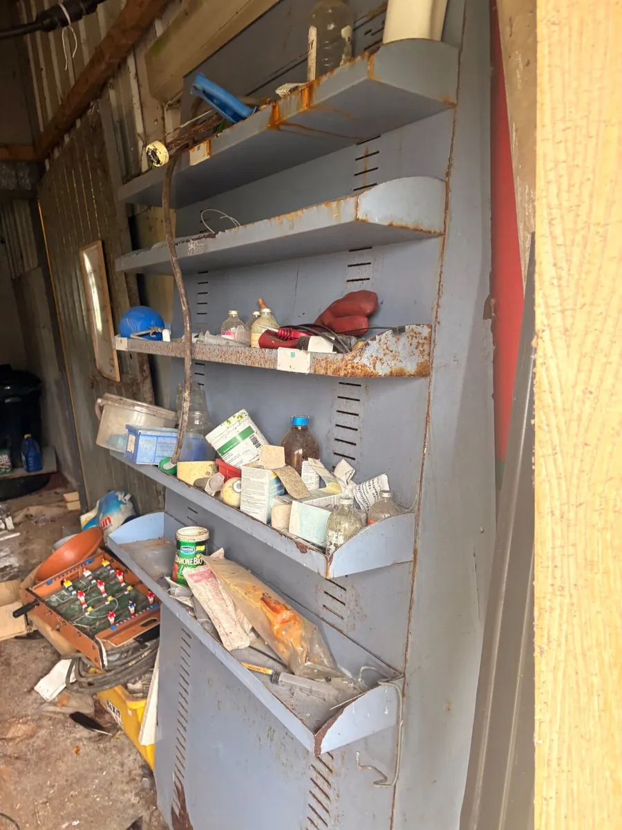 Metal shelving unit