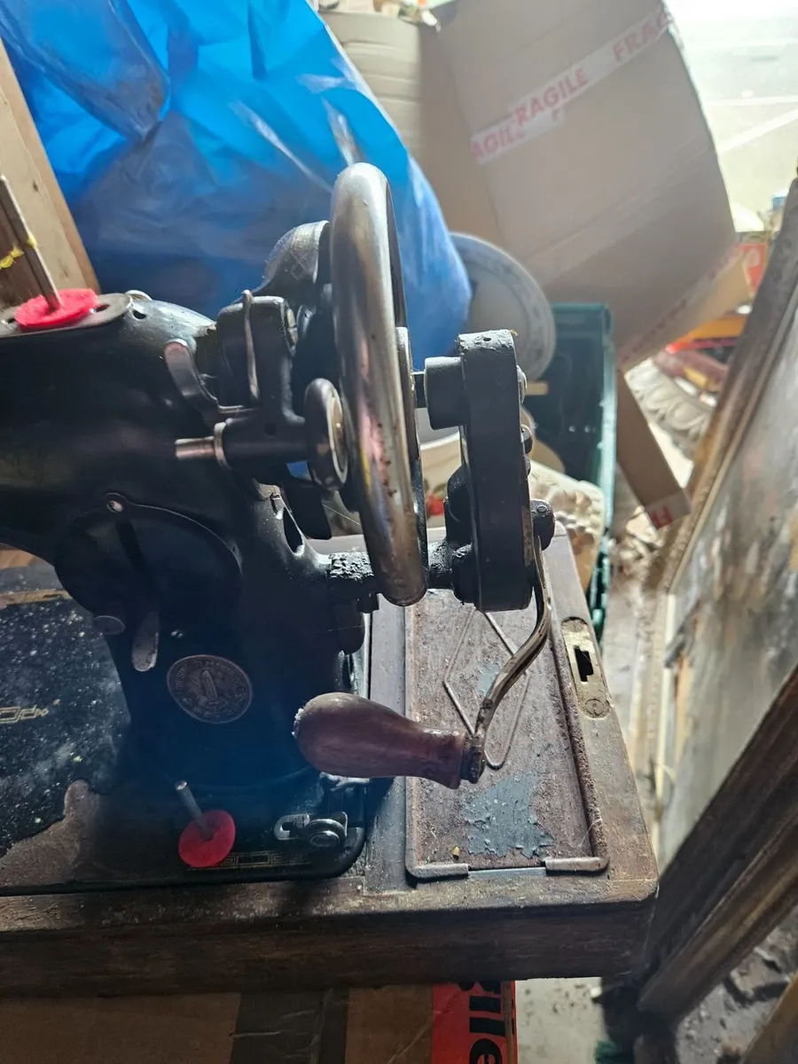 Vintage Singer Sewing Machine - Image 3