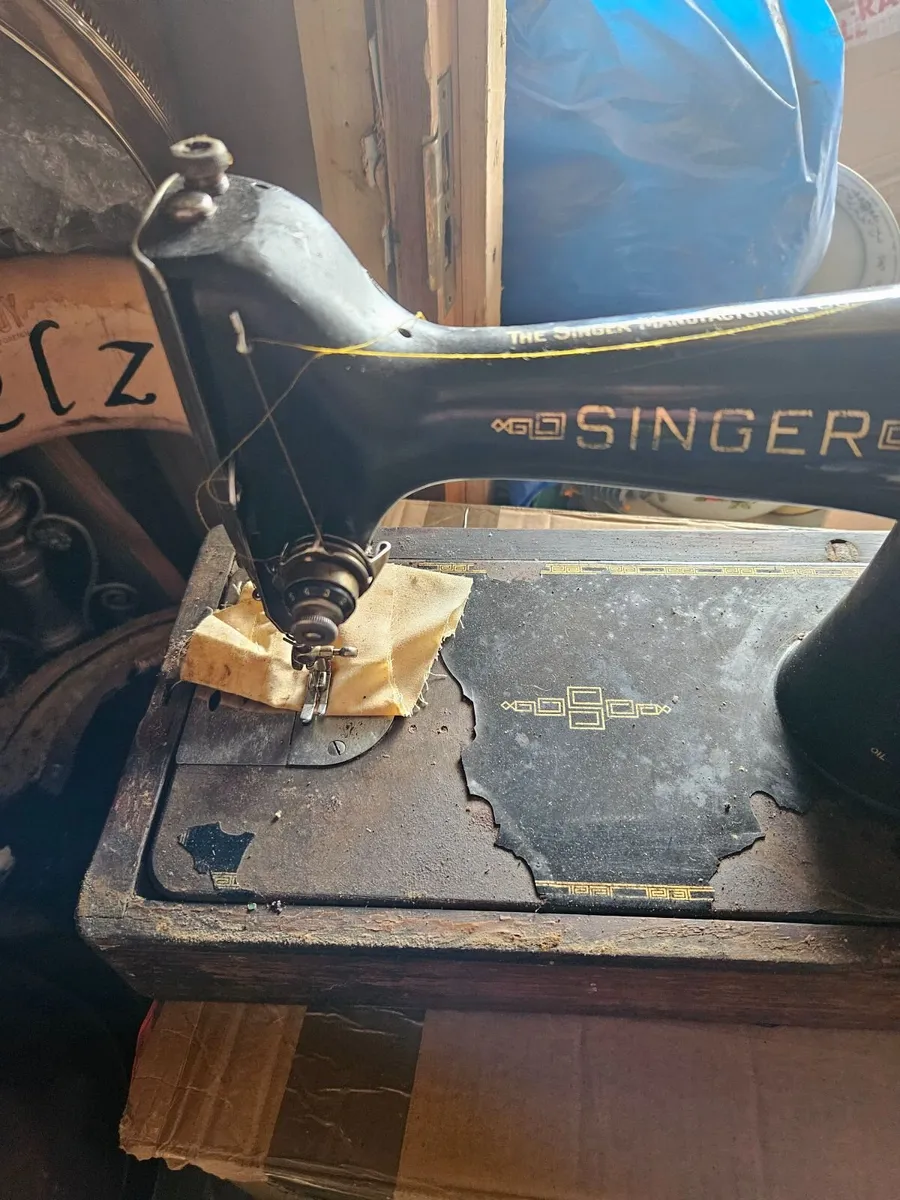 Vintage Singer Sewing Machine - Image 4