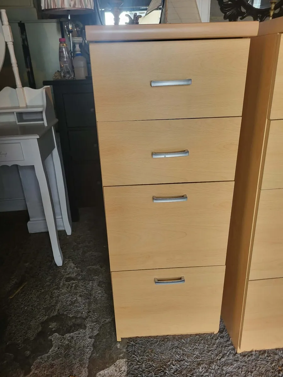 2 filling cabinets 50e each - Image 1