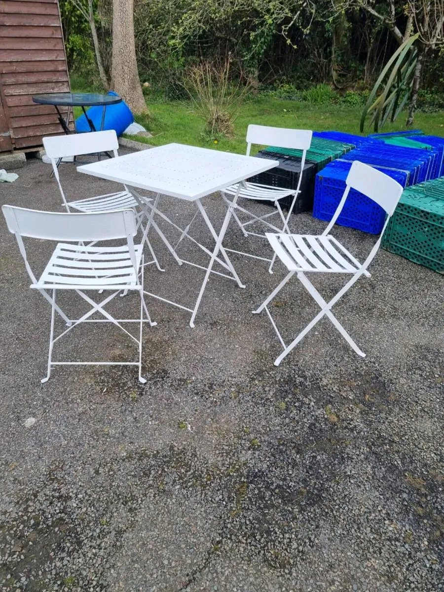 Matel garden table and chairs all foldable - Image 3