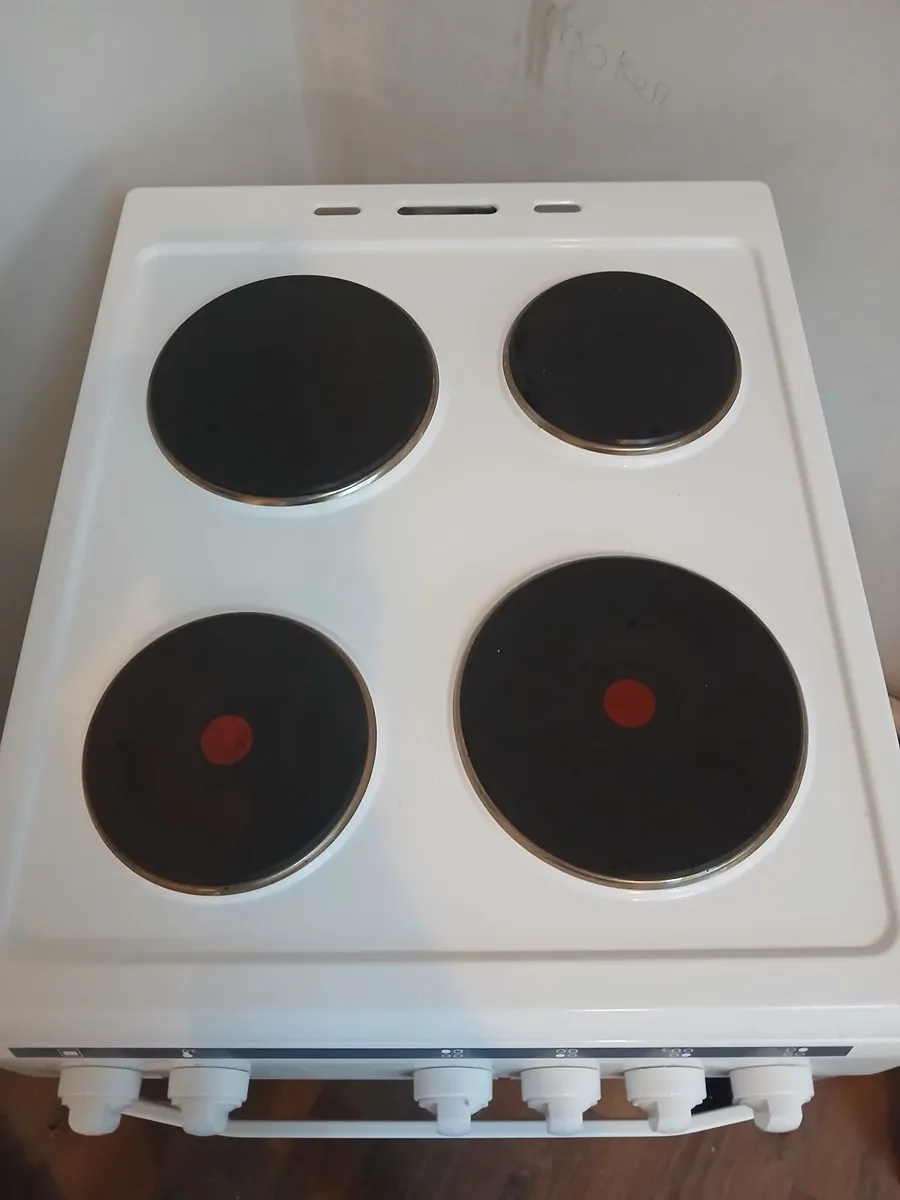 Cooker with oven - Image 1