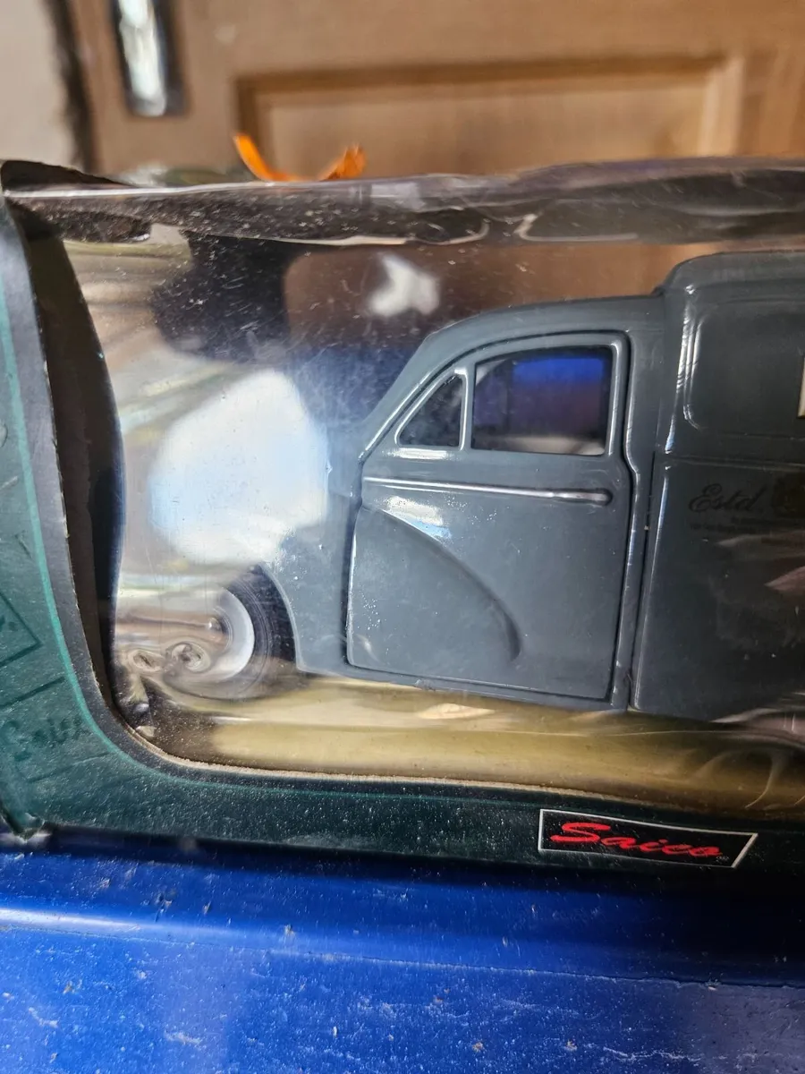 Corgi Saico Morris Minor Hovis Van - Image 2