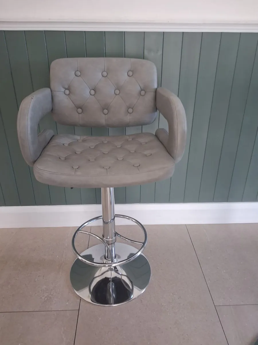 ISLAND STOOLS - Image 1