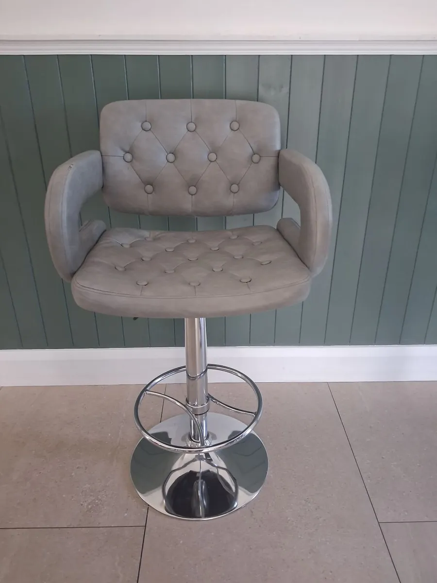 ISLAND STOOLS - Image 2