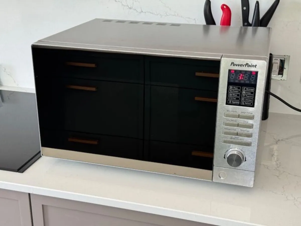PowerPoint 900W Microwave - Image 1